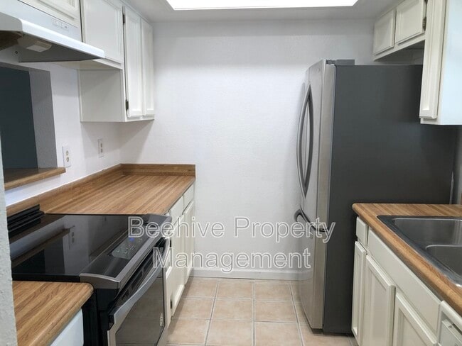 Building Photo - 302 N Sycamore