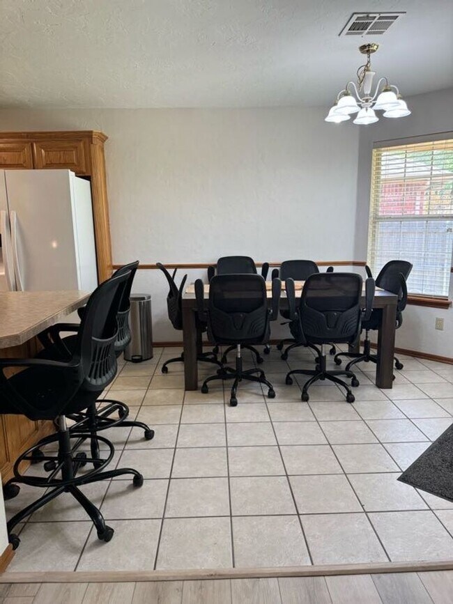 Building Photo - Fully Furnished, STR - (3) Bed/(2) Bath + Office! Pool Access!