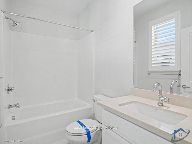 Building Photo - 225 Houret Dr