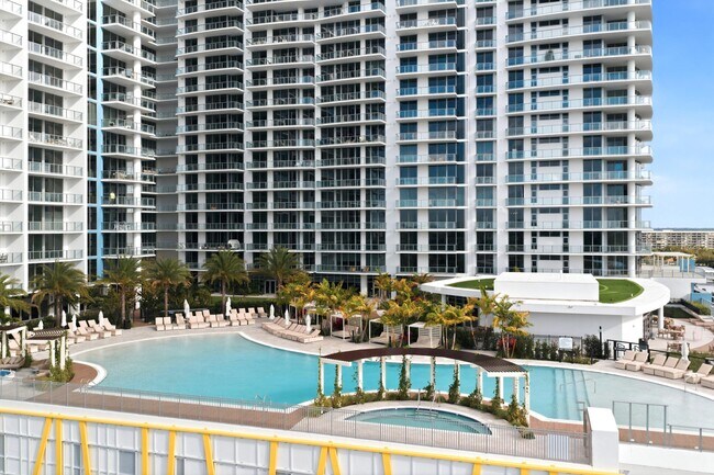 Building Photo - 220 Lake Shore Dr