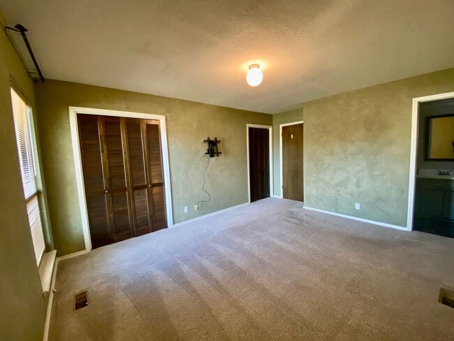 Building Photo - AVAILABLE NOW!!