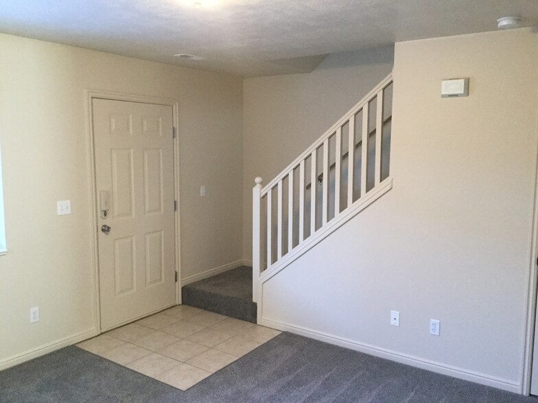 Building Photo - 479 Raven Way