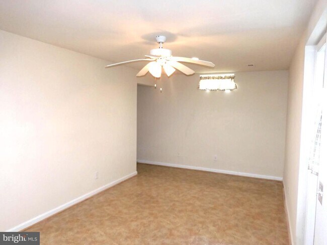 Building Photo - 8566 Kingsway Dr