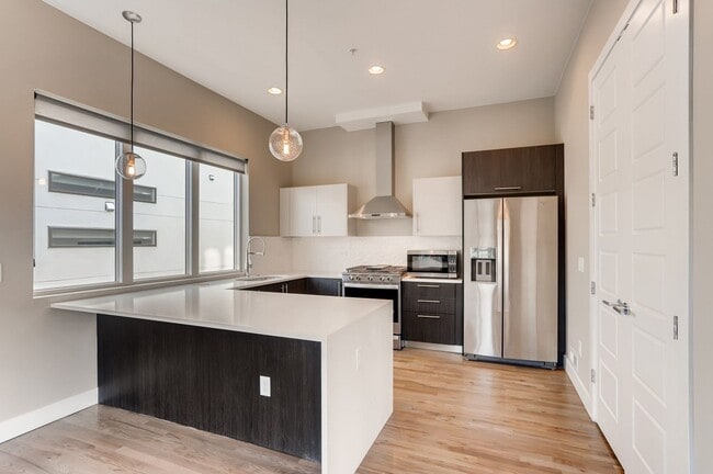 Building Photo - Sunnyside 3 Bedroom Townhomes for Rent