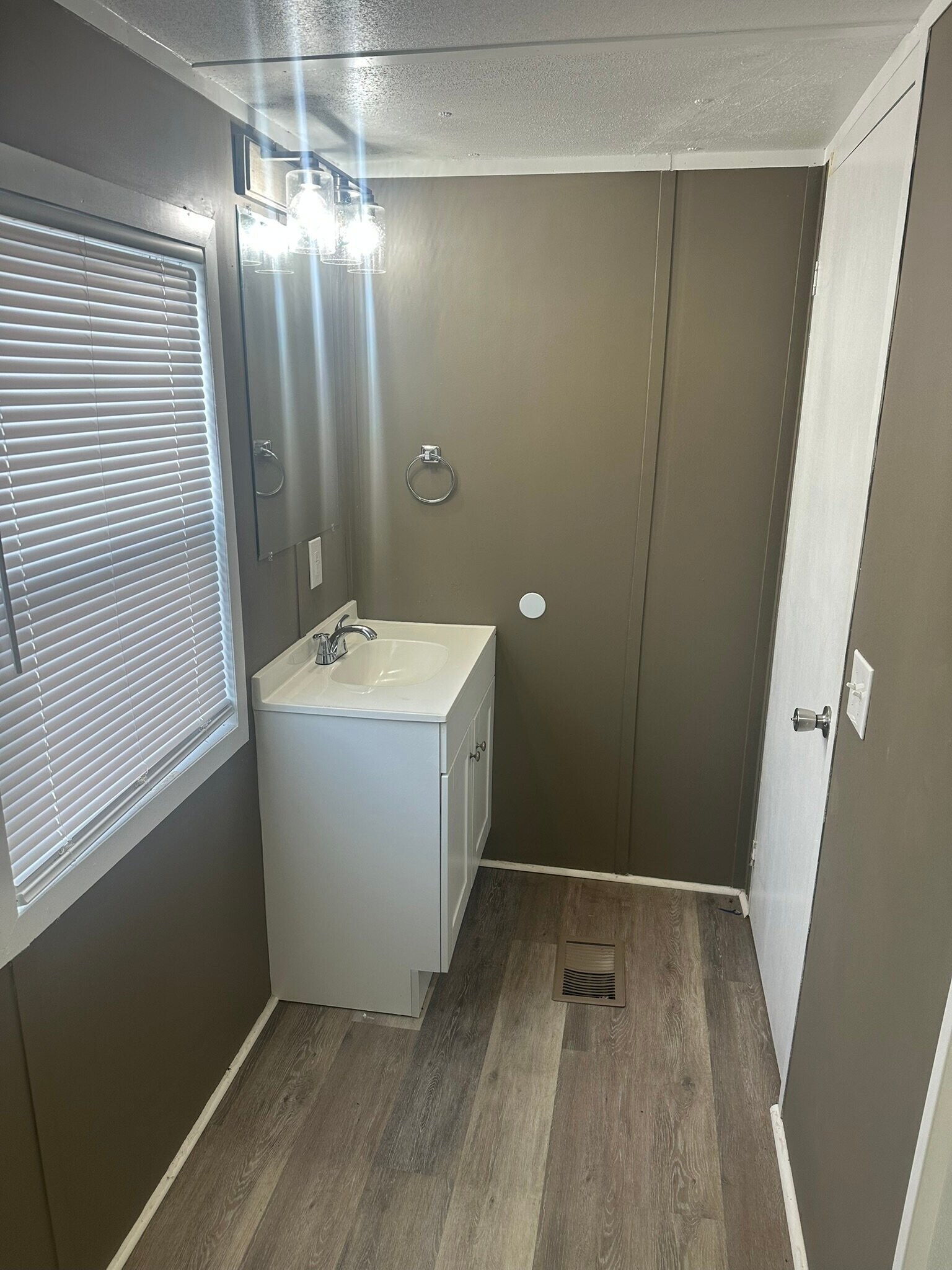 Building Photo - 1221 N Valrico Rd