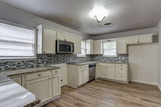 Building Photo - MOVE IN SPECIAL: FIRST FULL MONTH FREE