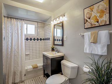 Building Photo - Adorable two bedroom, one bathroom, wester...