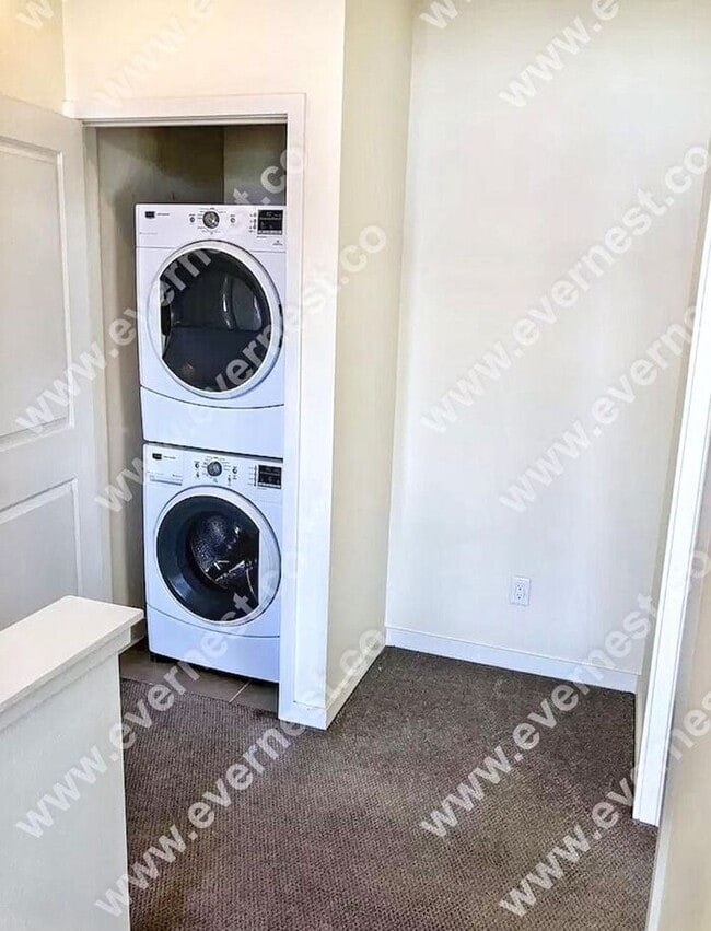 Building Photo - Modern 3-Bedroom Townhome in a Great Locat...