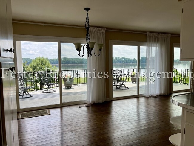 Building Photo - Riverfront Living with Mid-Century Flair