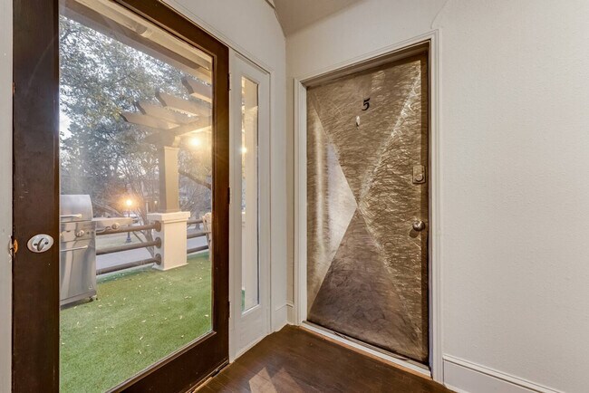 Building Photo - 5002 Junius St