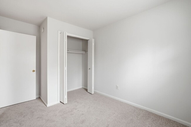 Building Photo - Welcome home to this charming three-level townhouse in the heart of Springfield!