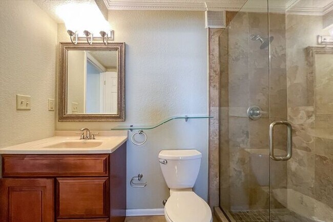 Building Photo - Executive Lakefront Living – 3 Bed, 2.5 Ba...