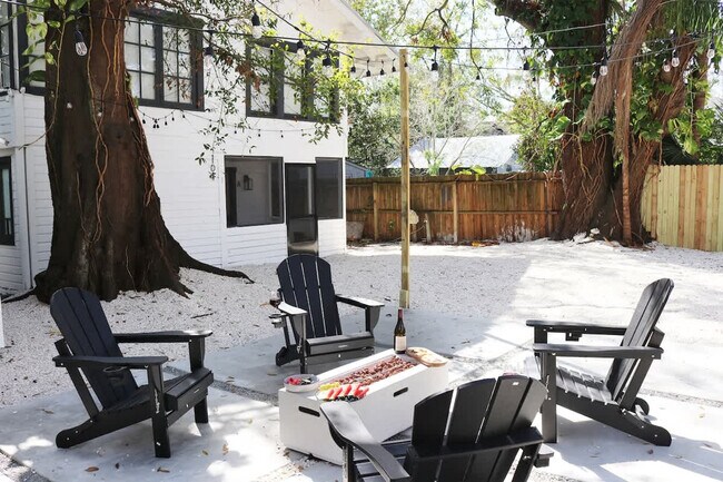 Building Photo - 102 W Emma St