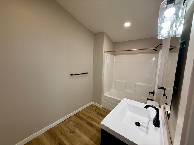 Building Photo - 1025 N 6th St