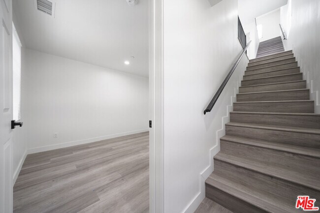 Building Photo - 4110 Normandie Ave