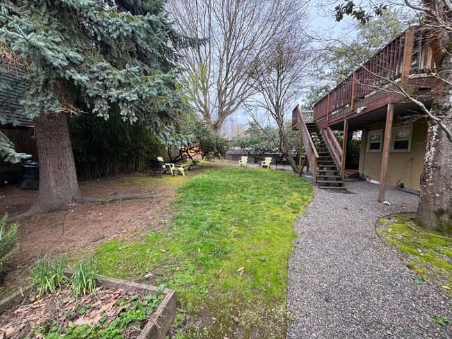 Building Photo - **HALF OFF Third Months Rent** 1 Bedroom in SW Portland - Johns Landing