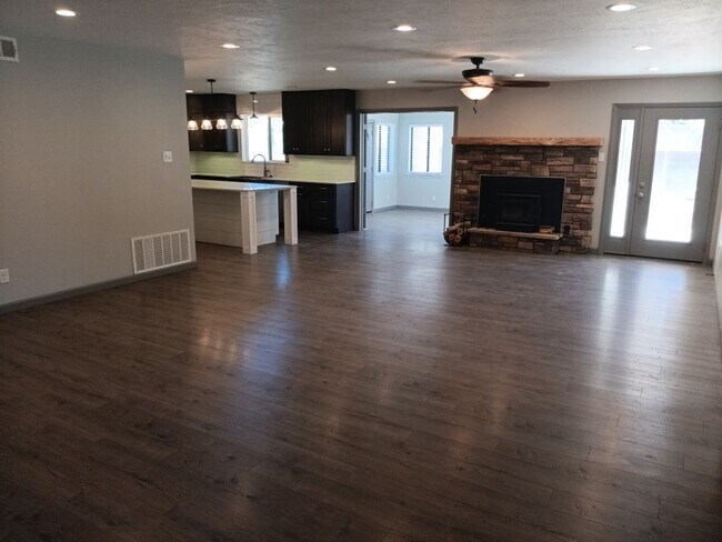 Building Photo - Stunning 4 bedroom, 2 bathroom home! Showi...