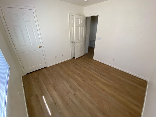 Building Photo - Great 4 bed/2.5 bath home located in the Southern area