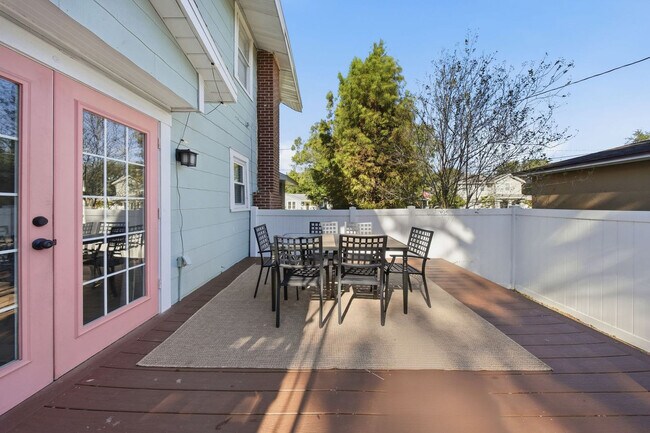 Building Photo - 720 1/2 West Woodlawn Avenue-SI ID1271939P