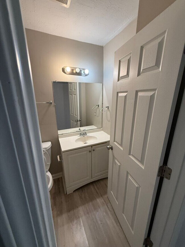 Building Photo - Charming 3-Bedroom Property in Prime Location