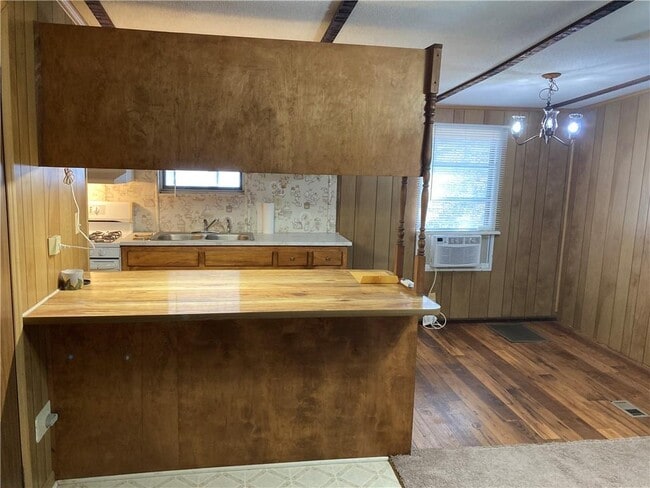 Building Photo - 2 Maple Leaf Dr