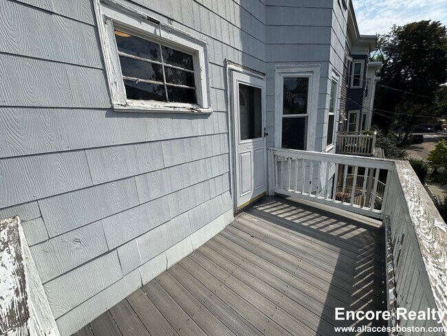 Building Photo - 23 Tufts St