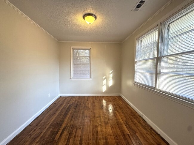 Building Photo - Adorable home !