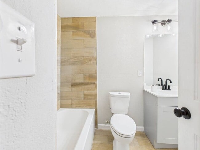 Building Photo - Beautiful 3 Bedroom 2 Bathroom 1 car Garag...