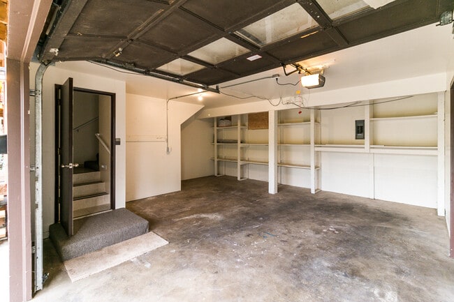 Building Photo - 3-Bedroom, 2-Bath Duplex - Amazing Views o...