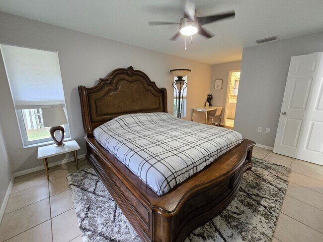 Building Photo - Remodeled 2 bed/ 2 bath/ 2 car garage ~ Annual Rental in Sarasota ~