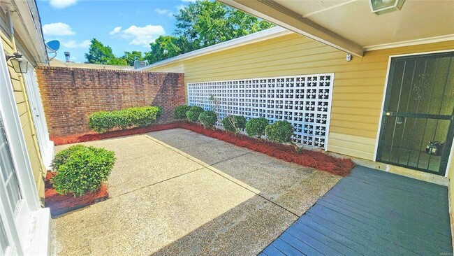 Building Photo - 2067 Hazel Hedge Ln