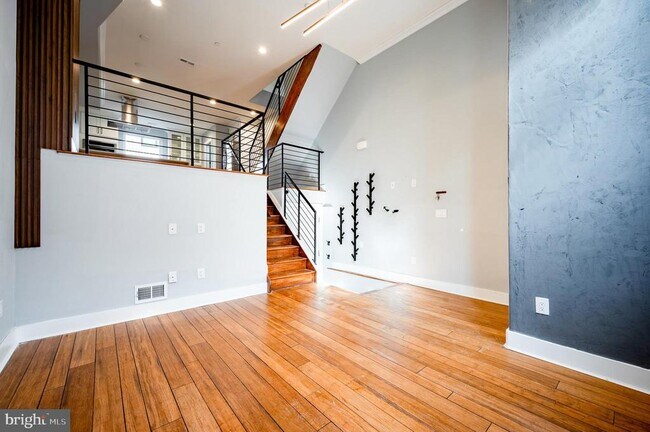 Building Photo - 605 McClellan St