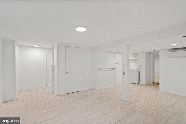 Building Photo - 16 E Linden St