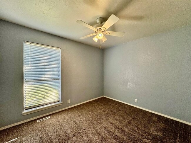 Building Photo - 2200 W Rockypoint Dr