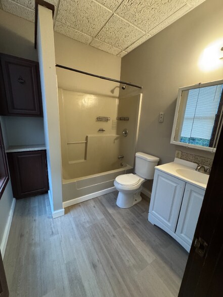 Building Photo - 2454 River Rd