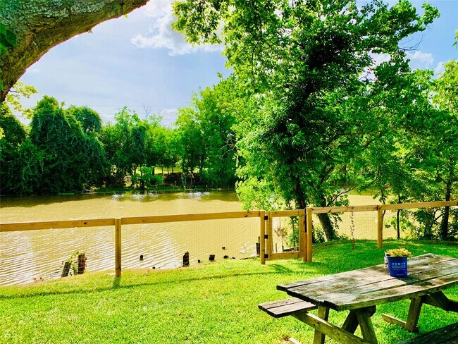 Building Photo - 411 Ulrich St