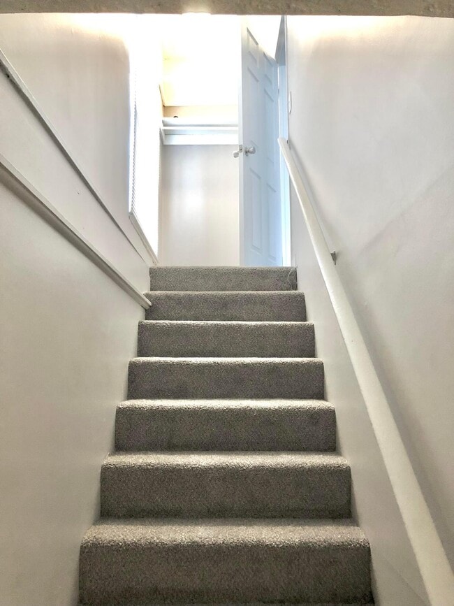 Building Photo - 5700 Crossing Ct