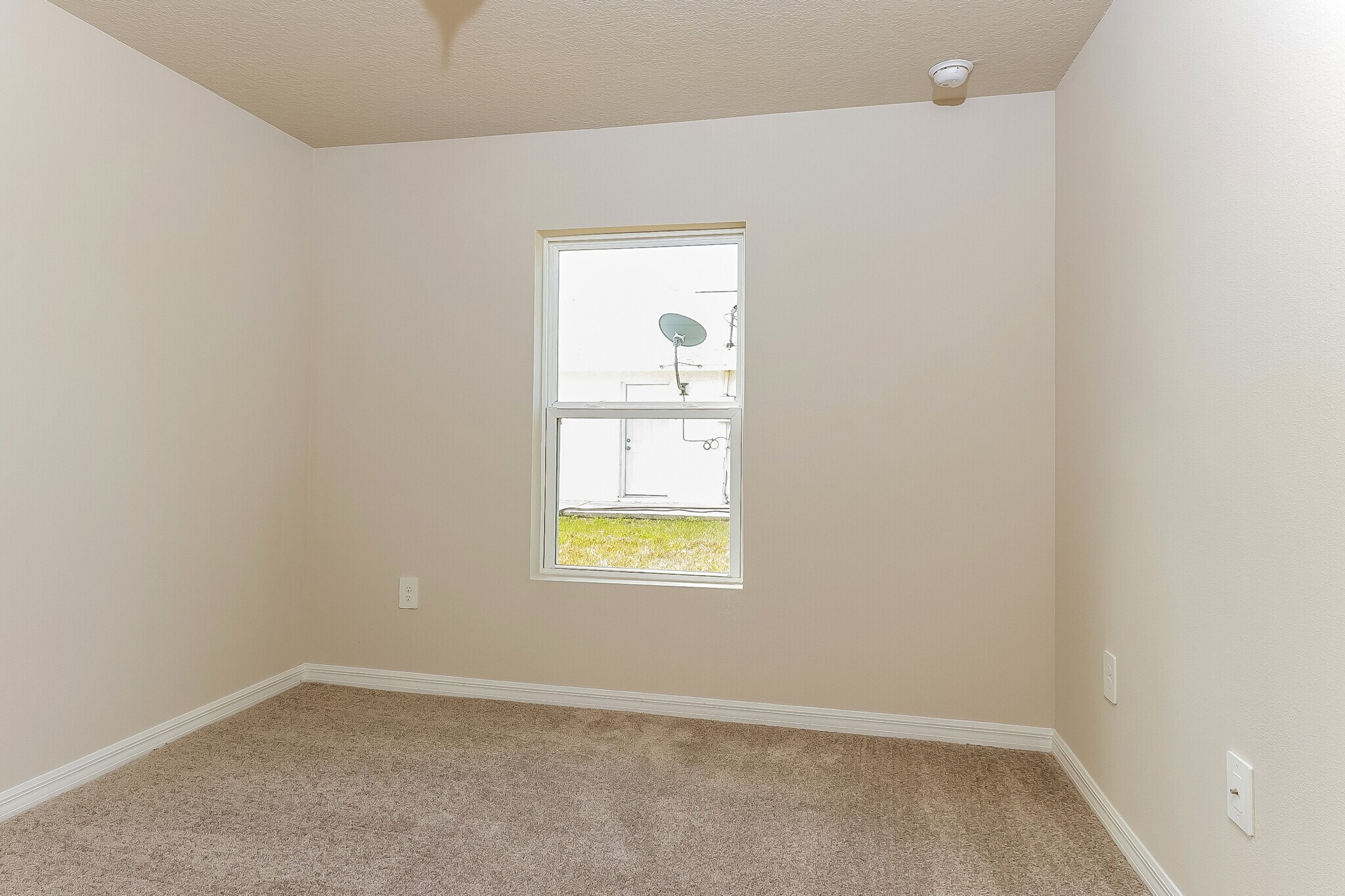 Building Photo - 1831 SE Airoso Blvd