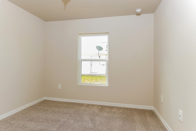 Building Photo - 1831 SE Airoso Blvd