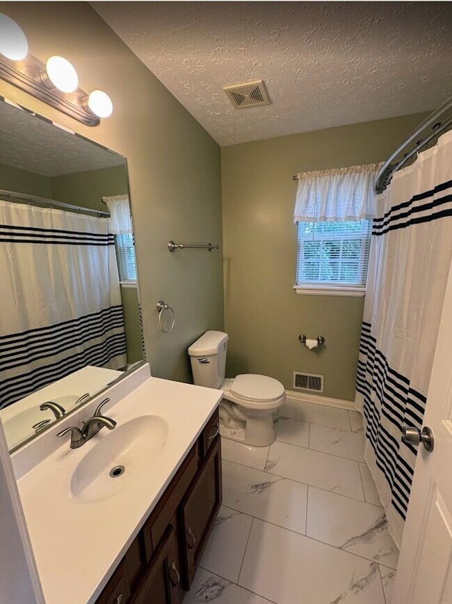 Building Photo - Beautiful spacious 4 bed 4 bath Family Home