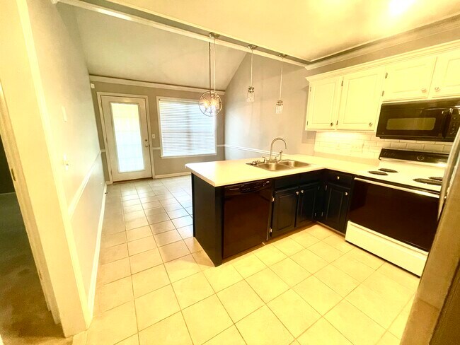 Eat in kitchen - 1946 Black Fox Xing