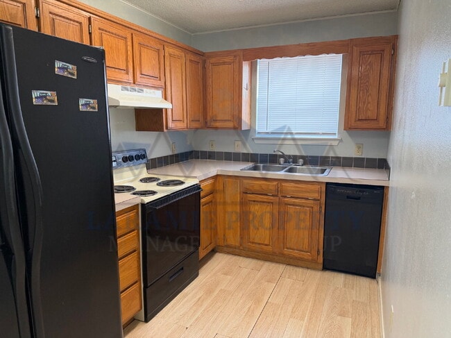 Building Photo - 3 Bedroom 2 Bathroom Apartment