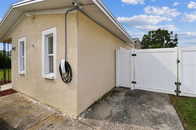 Building Photo - 2580 Granada Cir W