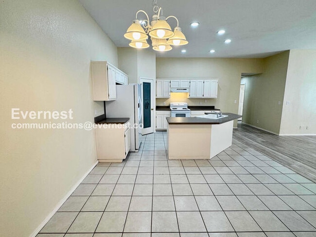 Building Photo - 3 Bed, 2 Bath Townhome with Attached Garage / Pet-Friendly / Available Now!