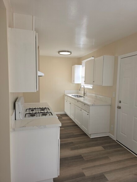 Building Photo - 15726 Halldale Ave
