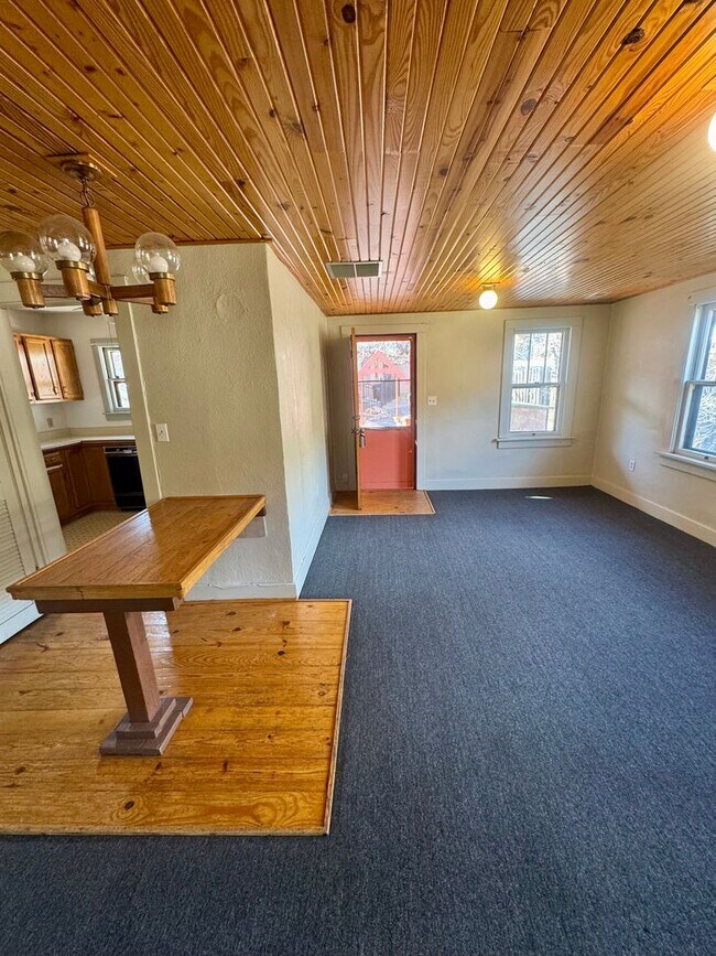 Building Photo - Cave Ave