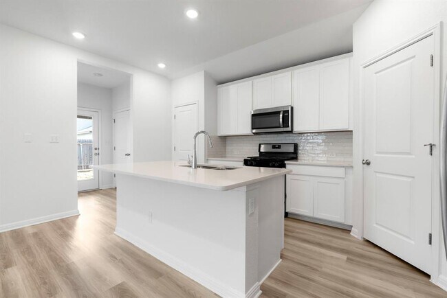 Building Photo - 121 Oakdale Meadows Ln