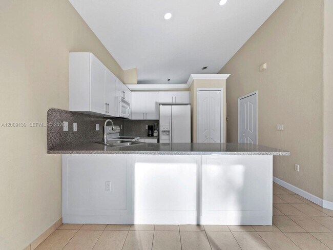 Building Photo - 704 SE 14th Pl