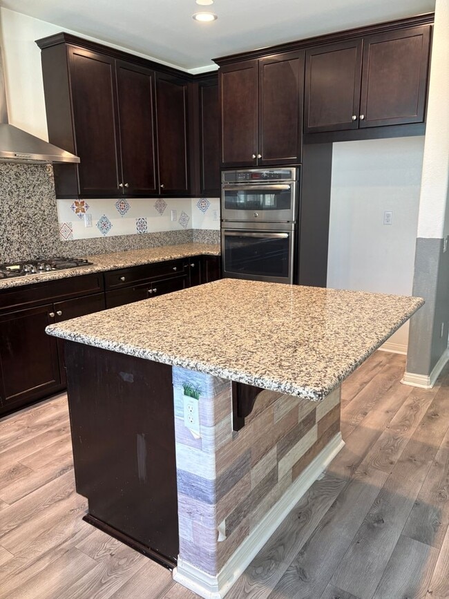 Building Photo - Beautiful 3-Bedroom, 2.5 bath in the  Glen...