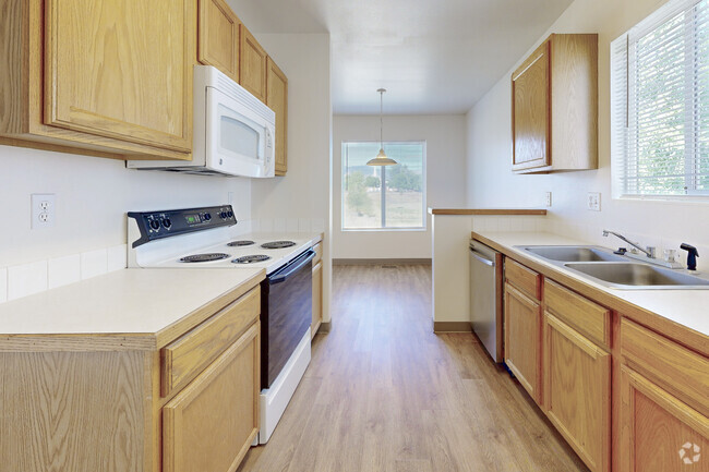 3BR, 2BA - 1176SF - Kitchen - Glenmoor Townhomes